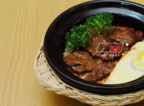 牛肉滑蛋煲仔饭